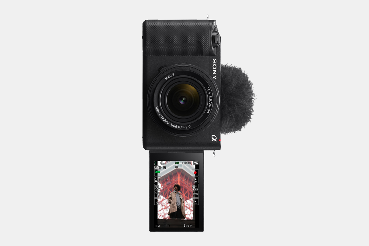 Abbildung einer Kamera ZV-E1 mit nach vorne geklapptem LC-Display mit dem Bild eines Mannes, das im vertikalen Informationsdisplay angezeigt wird