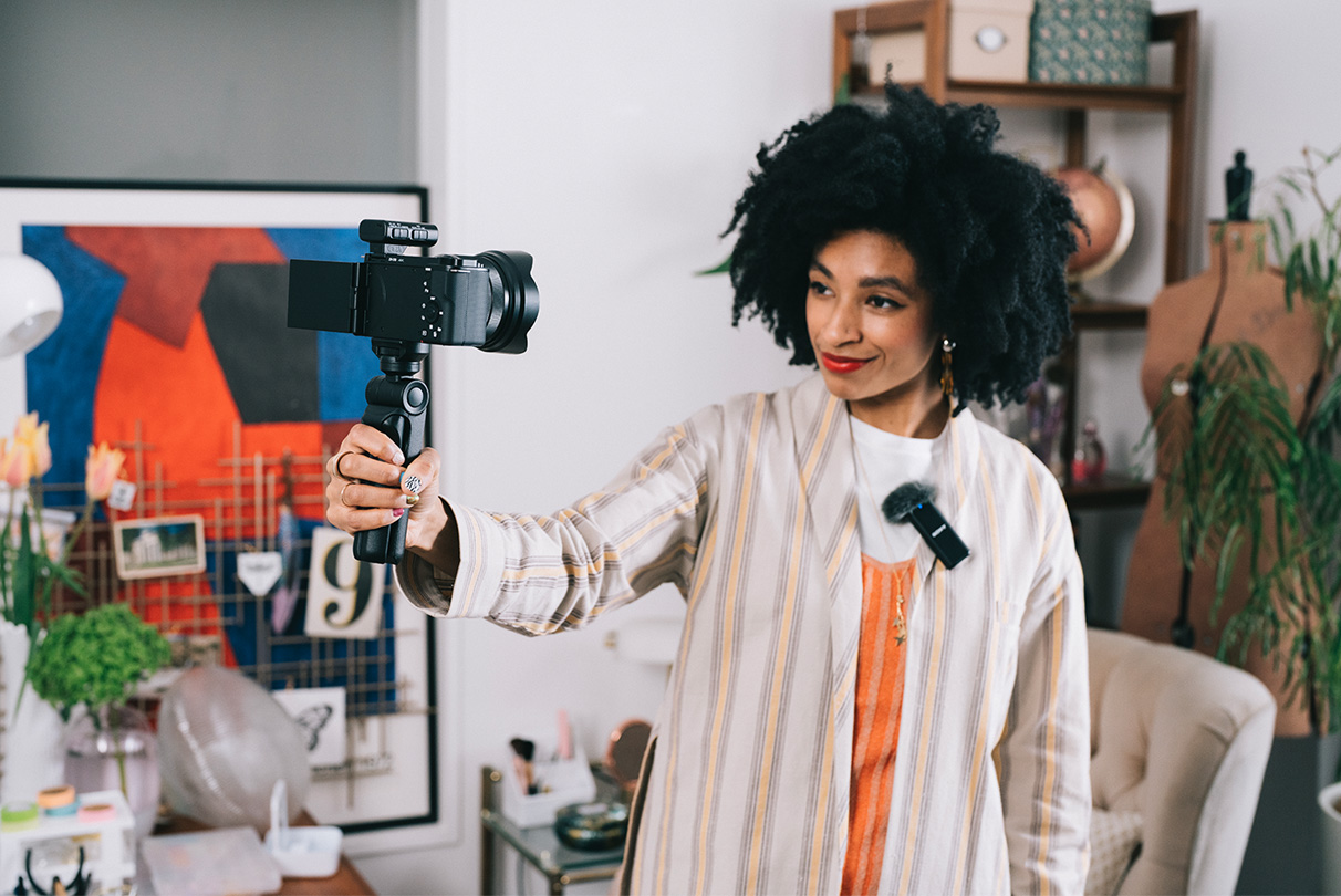 Kabelsignalstörungen wie bei der herkömmlichen analogen Audioübertragung entfallen. Für einen klaren und rauscharmen digitalen Ton koppeln Sie die ZV-E10 mit einem Mikrofon von Sony, das per Multi Interface Shoe eine digitale Audioschnittstelle unterstützt. Für noch bessere Tonaufnahmen können Sie über den Mikrofonanschluss der Kamera auch Ihr Lieblingsmikrofon anschließen.