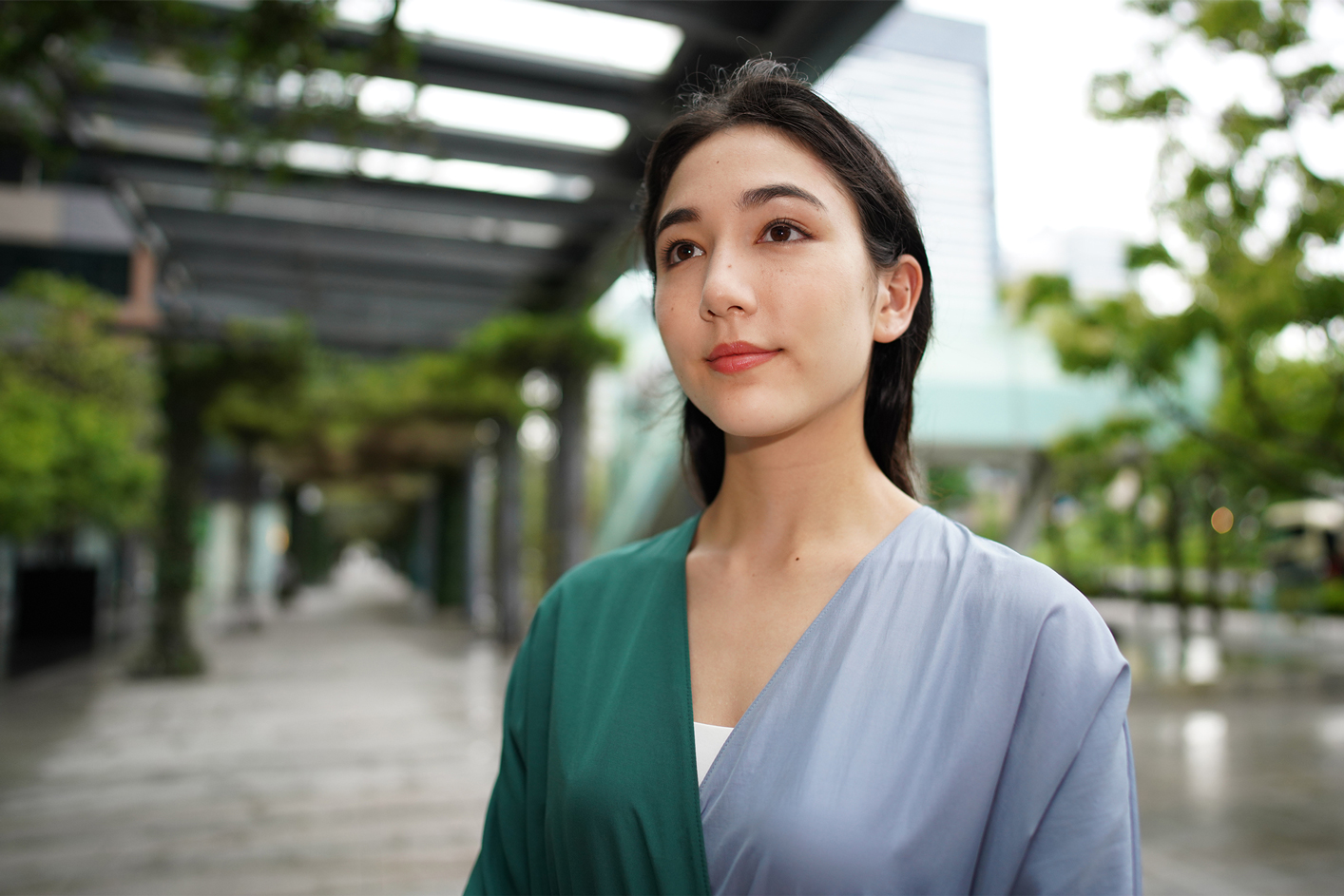 Beispielporträt einer Frau draußen