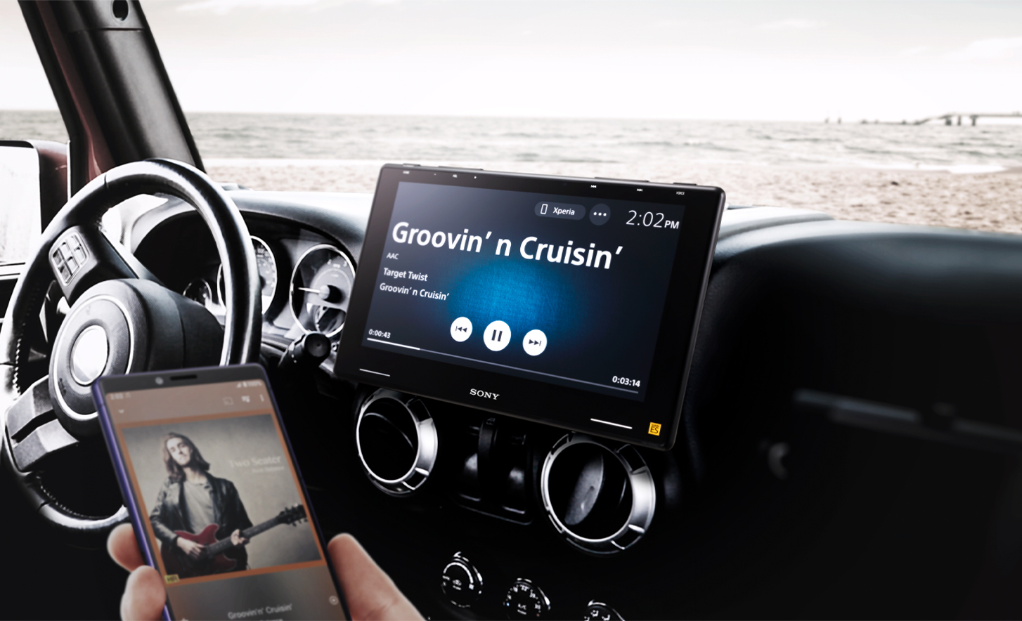 Bild des XAV-9550ES in einem Armaturenbrett und eine Person, die Musik mit ihrem Smartphone auf das Gerät streamt